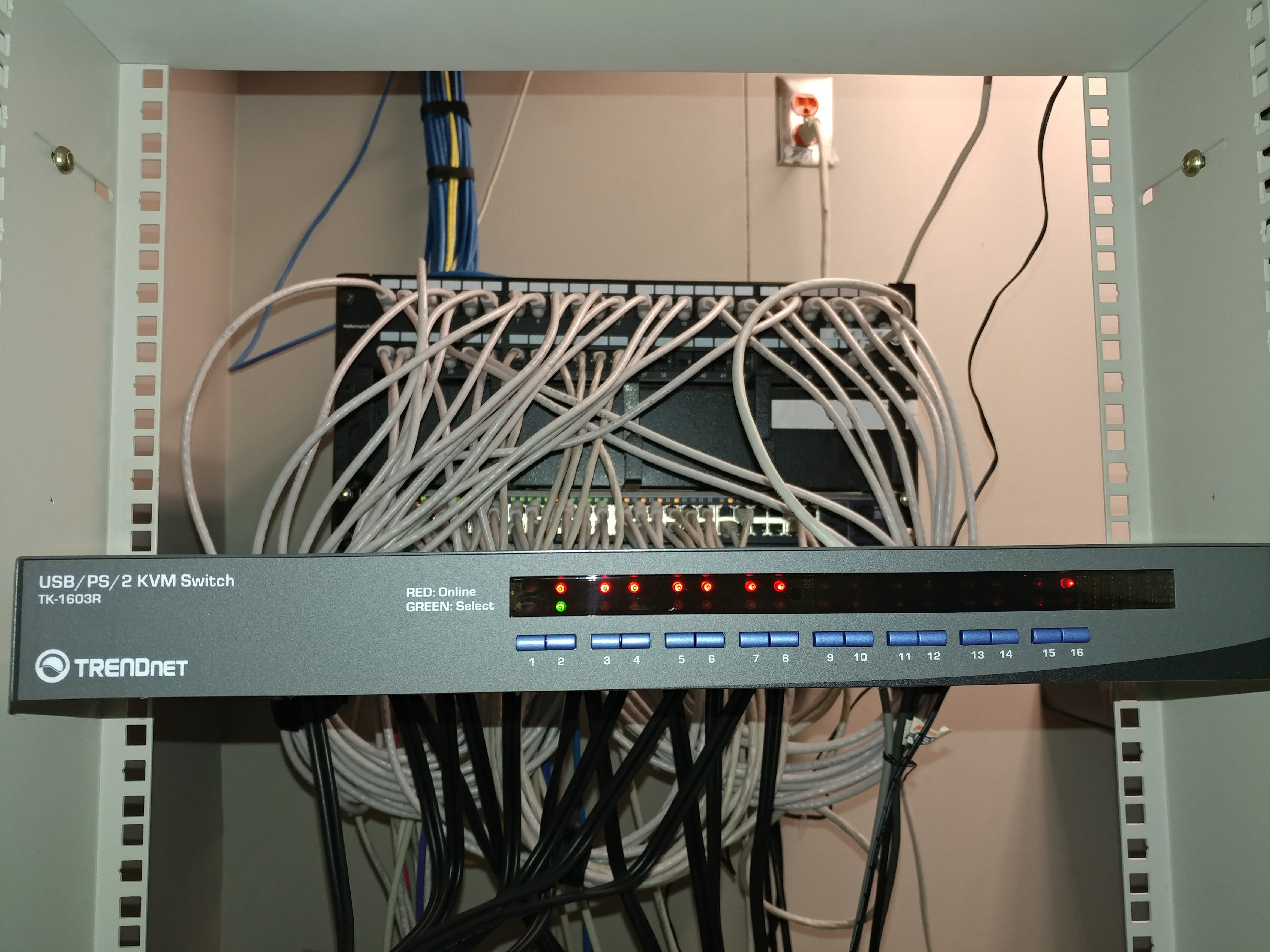 16 port kvm switch, Ethernet switches at the back